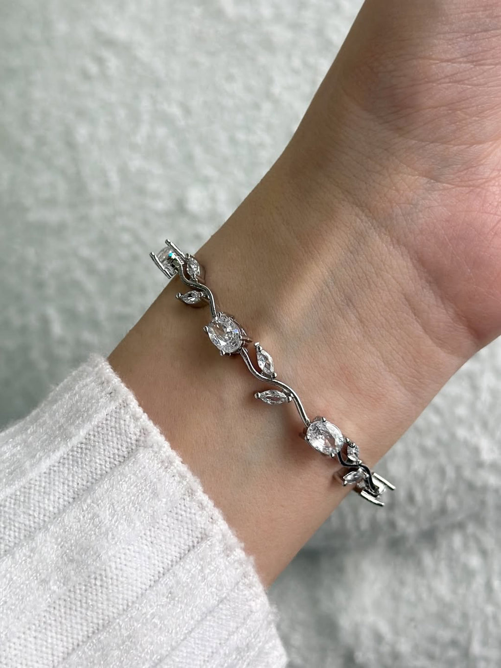 White Tulip Bracelet (GIFT BOX INCLUDED)