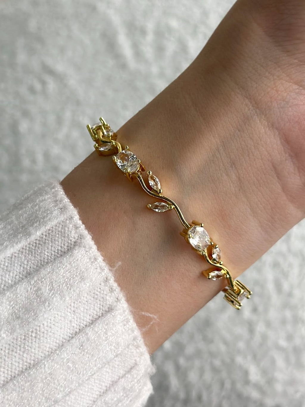 White Tulip Bracelet (GIFT BOX INCLUDED)